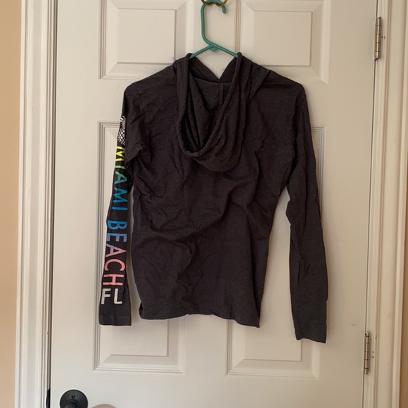 Shirt with hood - Picture 2 of 2